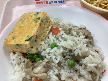 「鳥ごぼうピラフ」と「小松菜キッシュ風オムレツ」