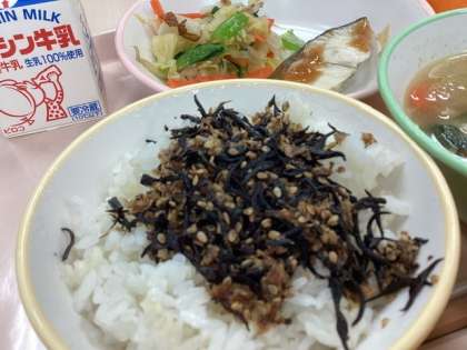 「ひじきのふりかけ付き麦ご飯」