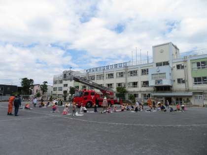 「はしご車」を囲んでの写生会