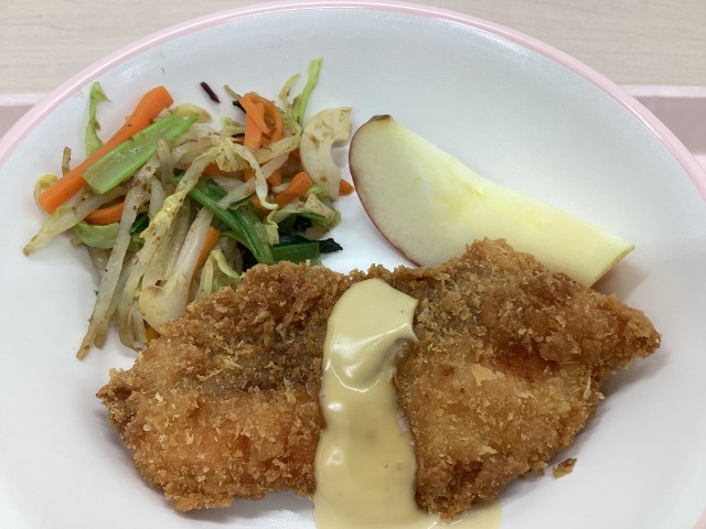 サーモンフライとこまつなのおひたし、りんごりんご