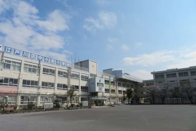 開校80周年を迎える中小岩小学校舎