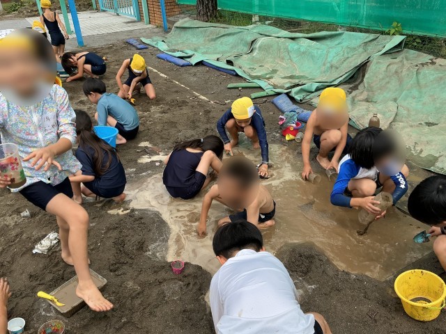 最初からあった水たまりに反応したのはしたのは、男子。