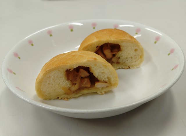 照り焼きチキンパンを切った写真