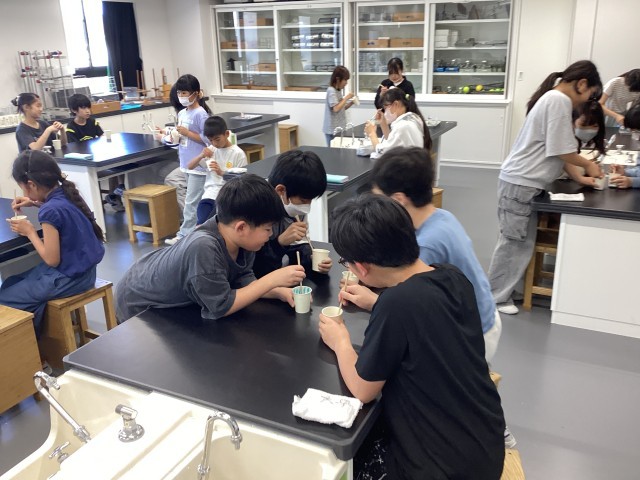 スライムの色や香りをみんなで整えています。