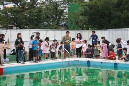 「さあ、たくさん釣ってもって帰ろう」と意気込む子供たち