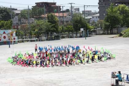 ４年のカラフルなフラッグ