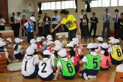 途中で集合して話を聞く子供たち