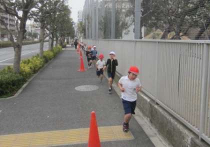 歩道を走りました