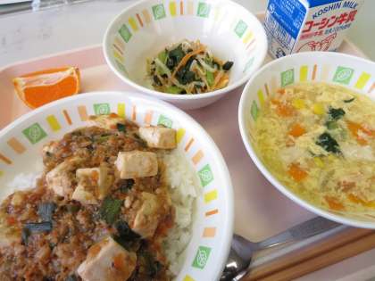 「麻婆丼」と「たまごスープ」など