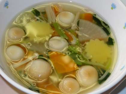 菊のかまぼこの入ったすまし汁