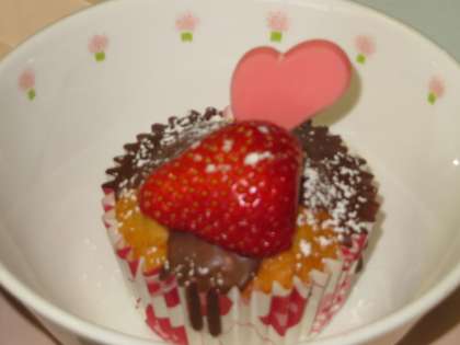 「ハート形チョコがのったカップケーキ」