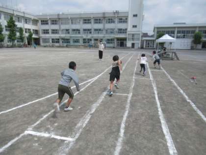 熱気あふれる中学年の短距離走