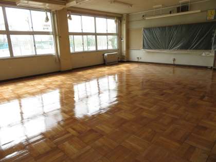 すくすくスクール教室の床磨き