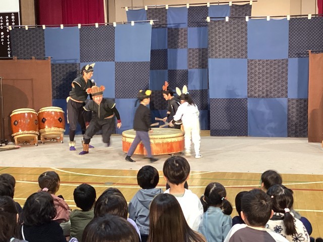 大きな和太鼓体験の様子