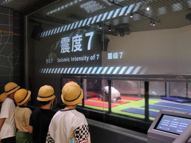 先生だけ、震度７を体験です。