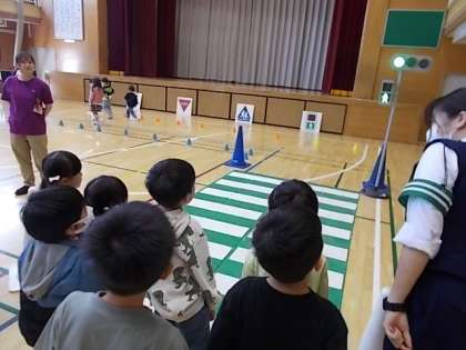 横断歩道の歩き方の練習です。