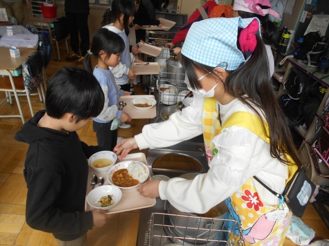 ４年生が配膳をしている様子