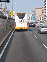 高速を行く、生徒を乗せたバス