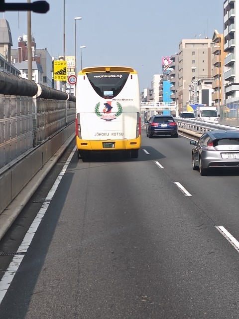 高速を行く、生徒を乗せたバス