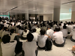 雨の中東京駅に集合