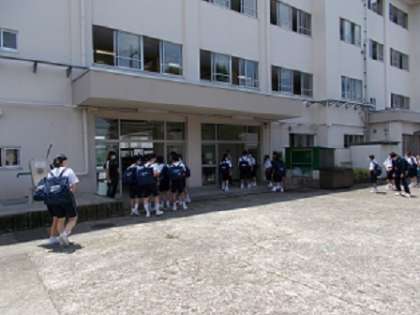 男女がまじって
