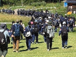 体験学習へ向け移動中