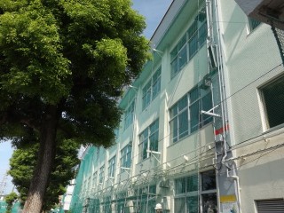 工事用の足場のなくなった校舎