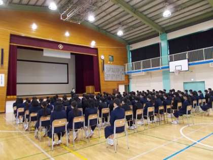 学年集会開始前の様子です