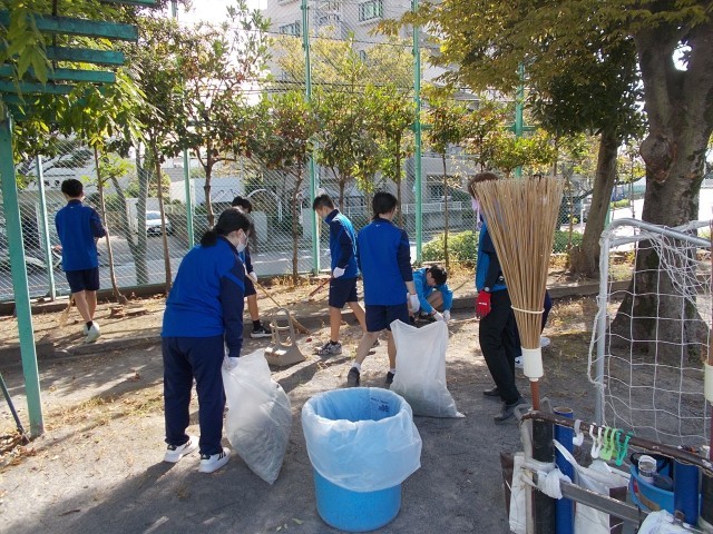 校庭清掃、すっかりきれいになりました。