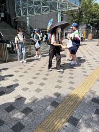 西葛西駅北口広場にてティッシュポスティング