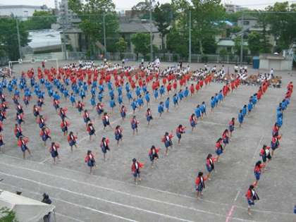 女子全員による春中よさこい鳴子踊り