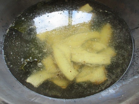 焼いてから昆布と一緒にダシをとります。