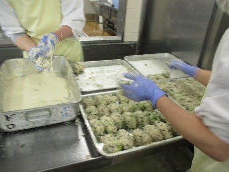 一つ一つ形を整え衣をつけていきます。