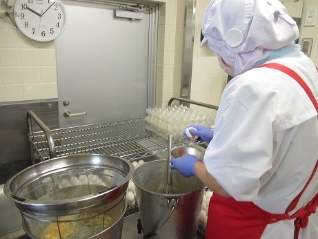 たまごは３１㎏あります。１つ１つ丁寧に割ります。