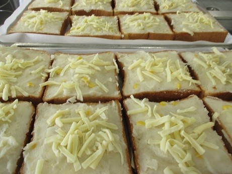 滑らかにしたポテトを塗ってチーズをのせます。