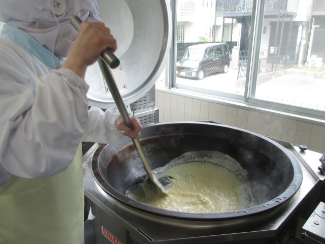 シチューのルゥを作っています。