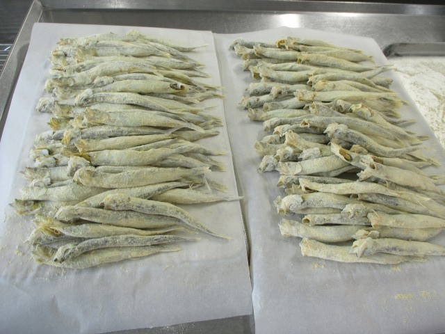 一度にこの量を釜に入れて揚げます。