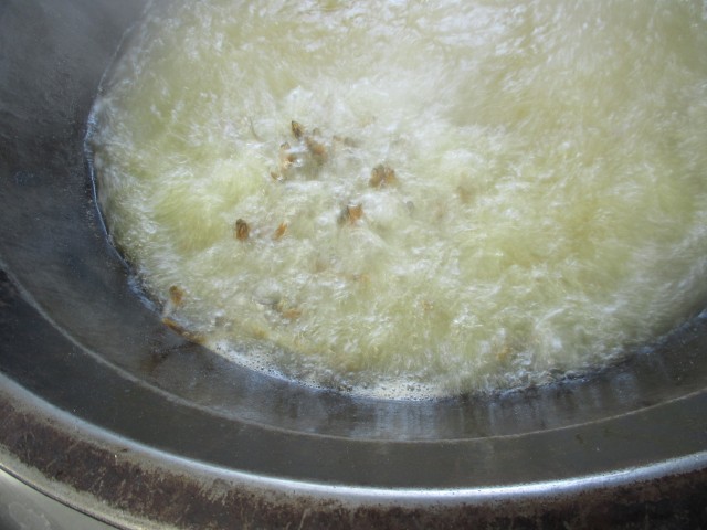 カリッと香ばしくなるように揚げていきます。