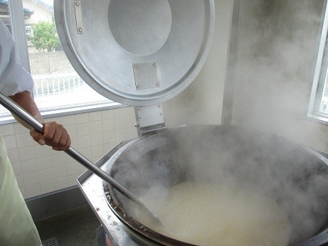 お米は炒めてからスープ汁で炊きます。