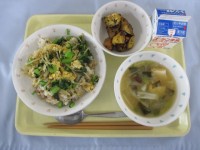 三色丼の具は鶏ひき肉・小松菜・卵です