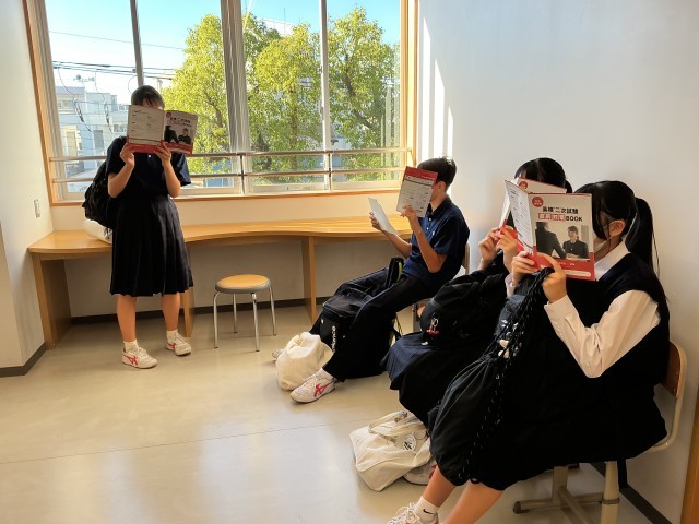 面接対策パンフレットを待ち時間読んでます