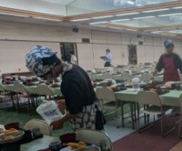 配膳を頑張る食事係