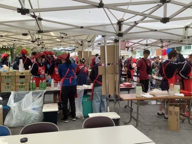 お店は繁盛！活躍する三中生たち。