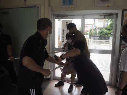 サスマタを使った訓練の様子