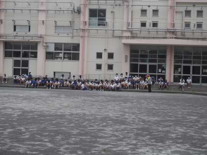 体育館入口で待機する生徒