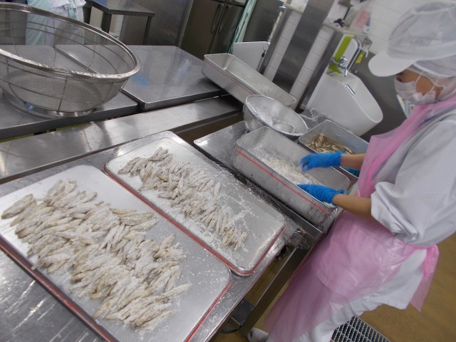 ワカサギに粉付けをしている様子