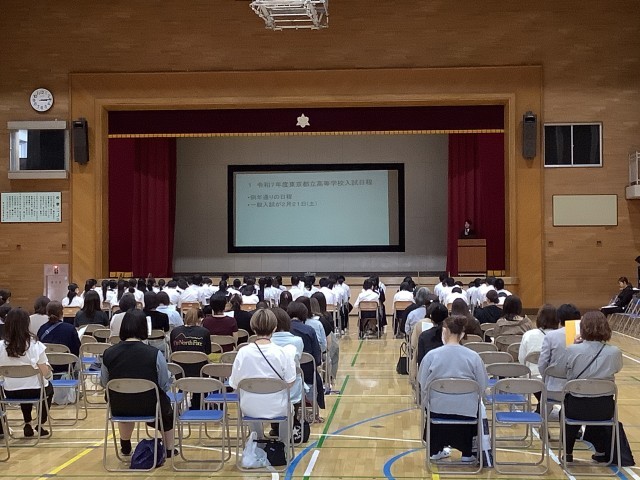 第２回進路説明会の様子（２階体育館）