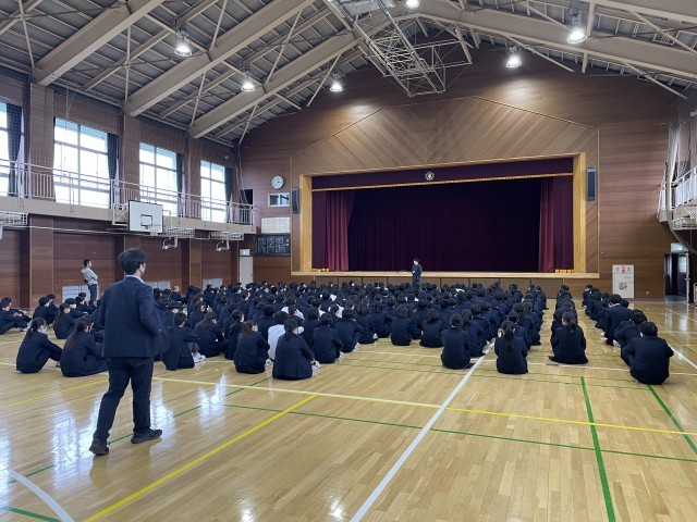 避難訓練の様子(雨天のため大体育館に避難)