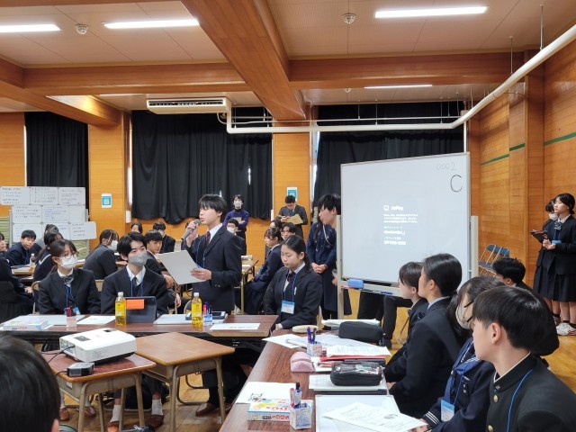 意見交換（グループ代表発表の様子）