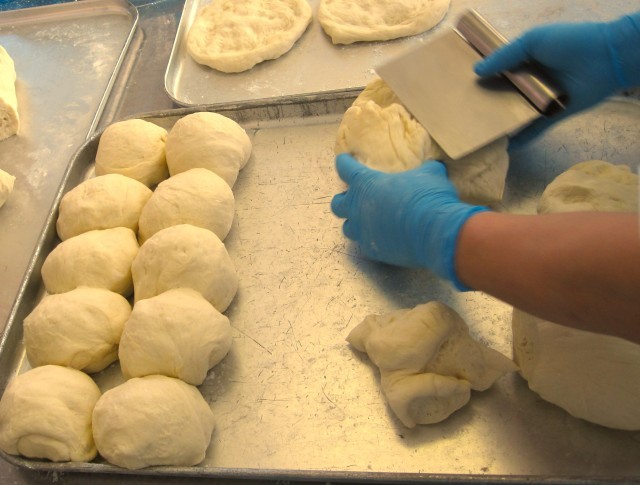 パン生地を分割する様子